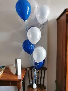 a bunch of blue and white balloons on a table at Hotel Calaluna in Biella