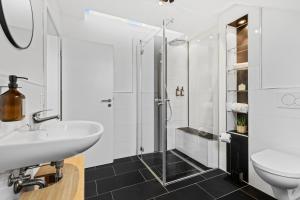 a bathroom with a sink and a shower at Casa Industrial: Design, Nespresso, Flughafennähe in Freising