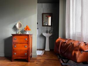 um quarto com uma cómoda de madeira e uma cómoda com laranjas em Le gite. em Paluel