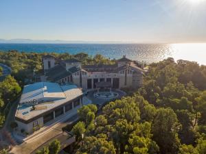 - une vue aérienne sur un grand bâtiment avec un lac dans l'établissement Amara Luxury Resort & Villas, à Kemer