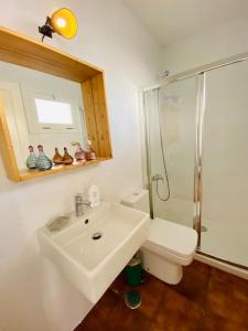 a bathroom with a sink and a shower and a toilet at Villa muy cerca de la Playa. in Tías