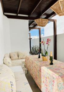 a living room with a table and a couch at Villa muy cerca de la Playa. in Tías