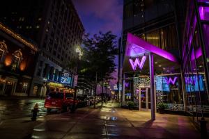 una strada di città di notte con un cartello wii su un edificio di W Boston a Boston