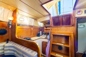 een kleine badkamer met een wastafel en een wastafel bij Voilier de 12m à Quai Port Canto in Cannes