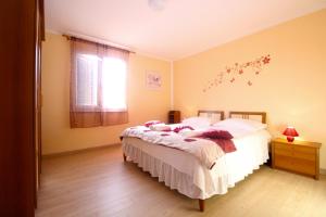 ファジャナにあるApartment Nada 2215のベッドルーム1室(ベッド1台、人形2人形付)