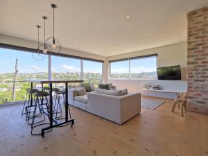 una sala de estar con un sofá y una mesa en Betty, en Plettenberg Bay