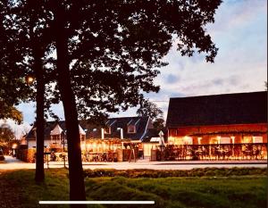 een gebouw met veel licht erop bij De Kasteelhoeve in Westmalle