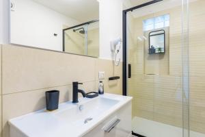 uma casa de banho com um lavatório e um chuveiro em Poerio Rooftop Luxury apartament em Nápoles