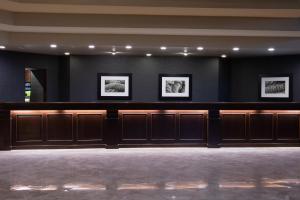 una sala de espera con un banco y cuadros en la pared en Sheraton Mission Valley San Diego Hotel en San Diego