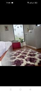 um quarto com um tapete de pele falso no chão em shelos Happy Place by the View em Dávao