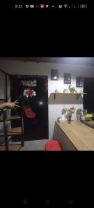 uma cozinha com um frigorífico preto com uma guitarra em shelos Happy Place by the View em Dávao