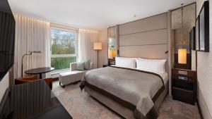 Postel nebo postele na pokoji v ubytování InterContinental Berlin by IHG