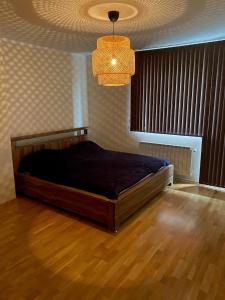 - une chambre avec un lit sur du parquet dans l'établissement THE PRAVETS PENTHOUSE, à Pravets