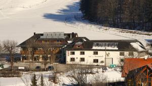 an aerial view of a house in the snow at Hof zur Steinwänd in Micheldorf in Oberösterreich