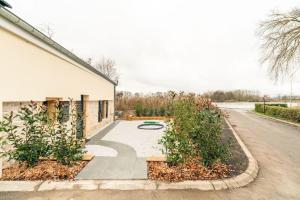 a sidewalk next to a building next to a street at Maison au bord de la Moselle in Argancy