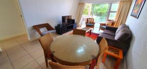- un salon avec une table, des chaises et un canapé dans l'établissement Rayvin 2 - 6 Sleeper - Ideal Location!, à Margate