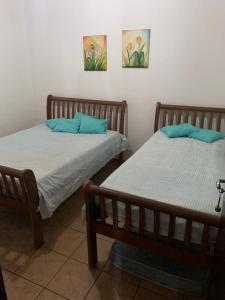 Ein Bett oder Betten in einem Zimmer der Unterkunft Casa dos 3 coqueiros