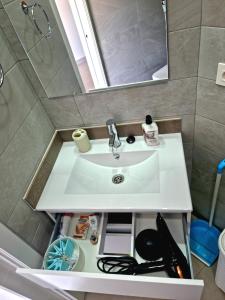 a bathroom with a sink and a mirror at APARTAMENTOS ELEMAR in Málaga