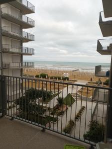 uma vista para a praia a partir da varanda de um condomínio em Appartamento vista mare em Lido di Jesolo
