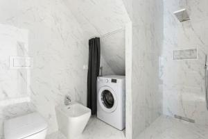 a white bathroom with a washing machine and a toilet at Dimora San Lorenzo Luxury Apartment in Venice +21 photos