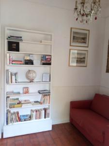 a living room with a book shelf filled with books at Hote-Aix-Centre-garage-piscine in Aix-en-Provence