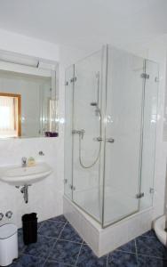 een badkamer met een douche en een wastafel bij Pension Demmel in Bruckmühl