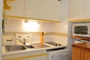 Kuchyňa alebo kuchynka v ubytovaní Charmant appartement à deux pas de la plage