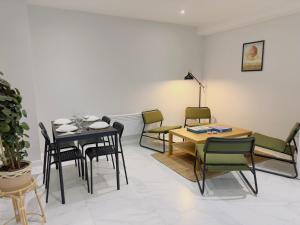 una sala da pranzo con tavolo e sedie di Hackney Studios by Sleepy a Londra