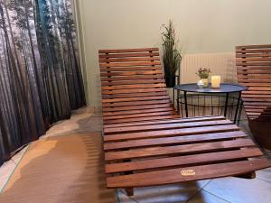 Ferienhaus in Broakulla mit Sauna في Broakulla: كرسي خشبي وطاولة في الغرفة