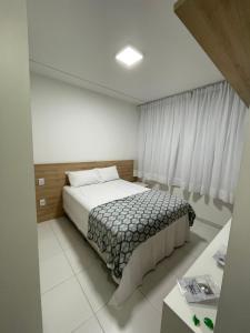 Un dormitorio con una cama grande y una ventana en Mana Beach Experience - Muro Alto - Flat Luxo 2 qtos, en Porto de Galinhas 29 fotos más