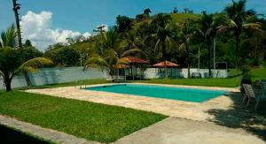 Casa de campo com WiFi e piscina em Magé RJ