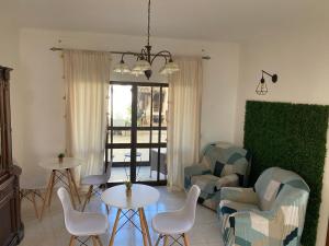 sala de estar con sofá, mesa y sillas en Casa Luana - Rooms en Sagres