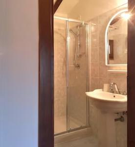 La salle de bains est pourvue d'une douche et d'un lavabo. dans l'établissement Ryan Apartment, à Passignano sul Trasimeno