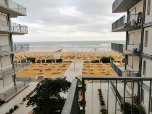 Blick auf den Strand vom Balkon eines Hotels in der Unterkunft Appartamento vista mare in Lido di Jesolo