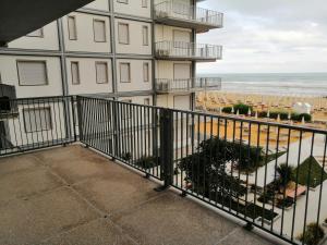 einen Balkon eines Gebäudes mit Blick auf den Strand in der Unterkunft Appartamento vista mare in Lido di Jesolo