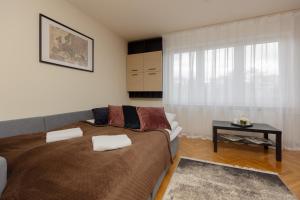 sypialnia z łóżkiem, stołem i oknem w obiekcie Karmelicka City Studio Apartment by Renters w Warszawie