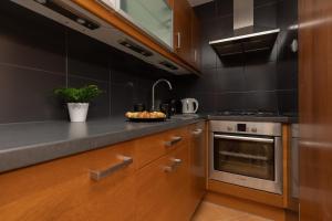kuchnia ze zlewem i kuchenką w obiekcie Karmelicka City Studio Apartment by Renters w Warszawie