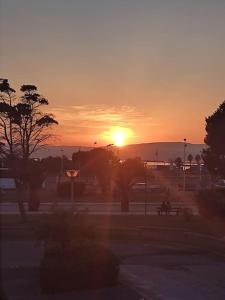 einen Sonnenuntergang in einem Park mit Sonnenuntergang in der Unterkunft Appartement 100 mètres plage avec parking privé in Le Barcarès + 1 Foto