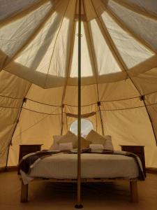 ein großes Zelt mit einem Bett darin in der Unterkunft Totoralillo Glamping in Coquimbo