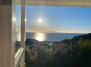 una ventana con vistas al océano en COCO TERRACE -Ocean View- en Ito