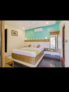 a bedroom with a large bed in a room at Hari Niwas - A Boutique Garden Resort Mount Abu in Mount Ābu