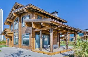 una casa de madera con techo en Eco Village, en Samarkand
