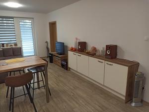 a living room with a table and a kitchen with speakers at Severan New Appartement 2 in Martin