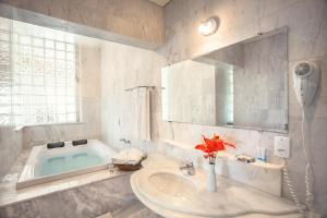 Koupelna v ubytování Wetiga Hotel