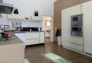 eine Küche mit weißen Geräten und einer Arbeitsplatte in der Unterkunft Luxury Xenofilia V in Moraira