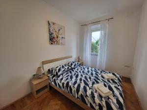 - une chambre avec un lit et une fenêtre dans l'établissement Apartment Lucky, à Opatija