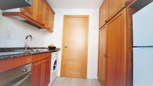 Kuchyň nebo kuchyňský kout v ubytování Apartamentos Navarra 08 Familidays