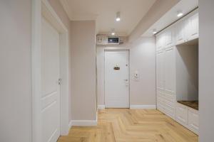 un corridoio con armadi bianchi e una porta bianca di Bright House Cantemir a Bucarest