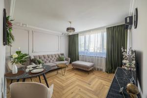 un soggiorno con un divano e un tavolo di Bright House Cantemir a Bucarest