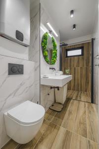 un bagno con un water bianco e un lavandino di Bright House Cantemir a Bucarest